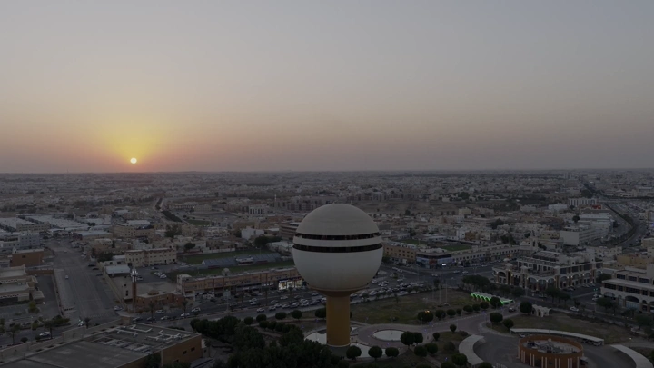 برج مياه بريدة في القصيم عند الغروب، لقطة جوية.