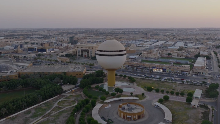 برج مياه بريدة في القصيم عند الغروب، لقطة جوية.