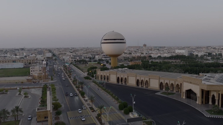 برج مياه بريدة في القصيم، لقطة جوية عند الغروب.