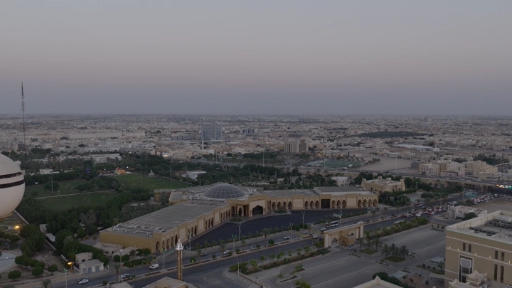 مركز الملك خالد الحضاري في القصيم عند الغروب، لقطة جوية.