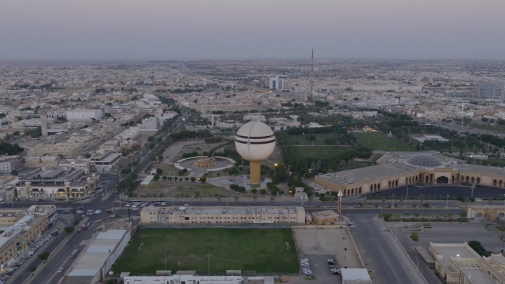 برج مياه بريدة في القصيم عند الغروب، لقطة جوية.