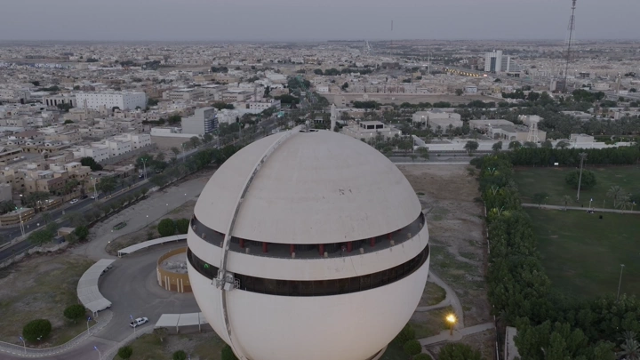 برج مياه بريدة في القصيم، لقطة جوية عند الغروب.