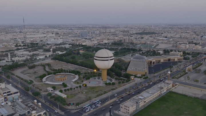 برج مياه بريدة في القصيم عند الغروب، لقطة جوية.