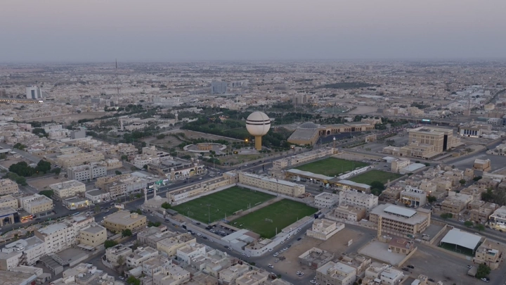 برج مياه بريدة في القصيم عند الغروب، لقطة جوية.