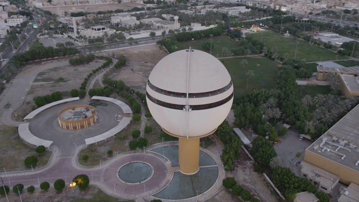 برج مياه بريدة في القصيم، لقطة جوية عند الغروب.