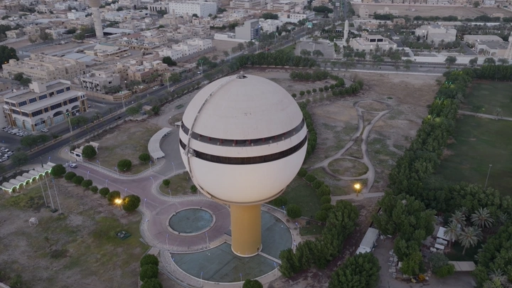 برج مياه بريدة في القصيم، لقطة جوية عند الغروب.