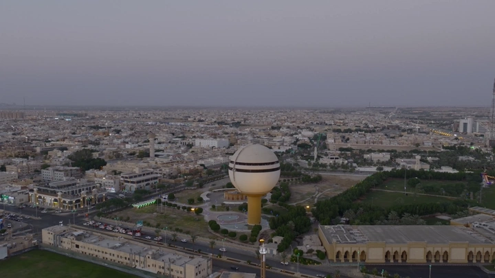 برج مياه بريدة في القصيم عند الغروب، لقطة جوية.