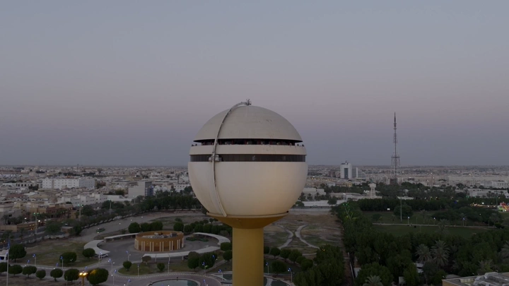 برج مياه بريدة في القصيم عند الغروب، لقطة جوية.