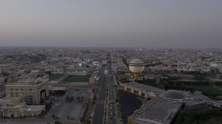 منظر جوي لبرج مياه بريدة في القصيم عند الغروب.