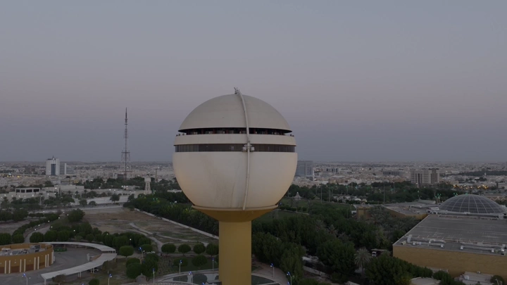 برج مياه بريدة في القصيم عند الغروب، لقطة جوية.