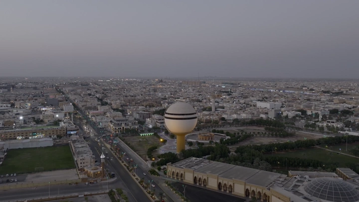 برج مياه بريدة في القصيم عند الغروب، لقطة جوية.