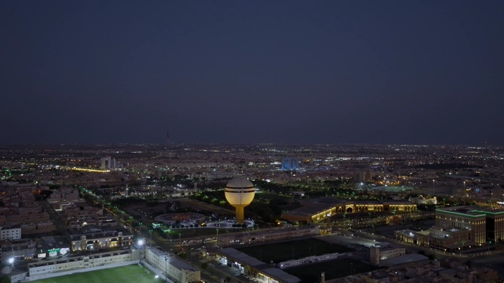 برج مياه بريدة في الليل، لقطة جوية.