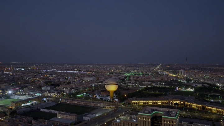 برج مياه بريدة في القصيم ليلاً، لقطة جوية.