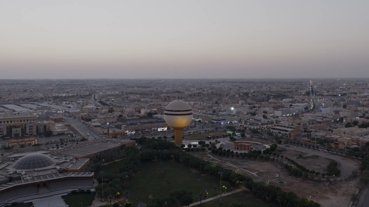 برج مياه بريدة في القصيم عند الغروب، لقطة جوية.