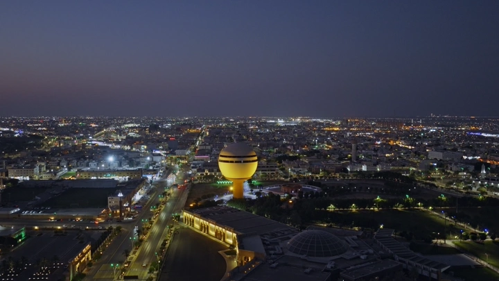 برج مياه بريدة في الليل، لقطة جوية.