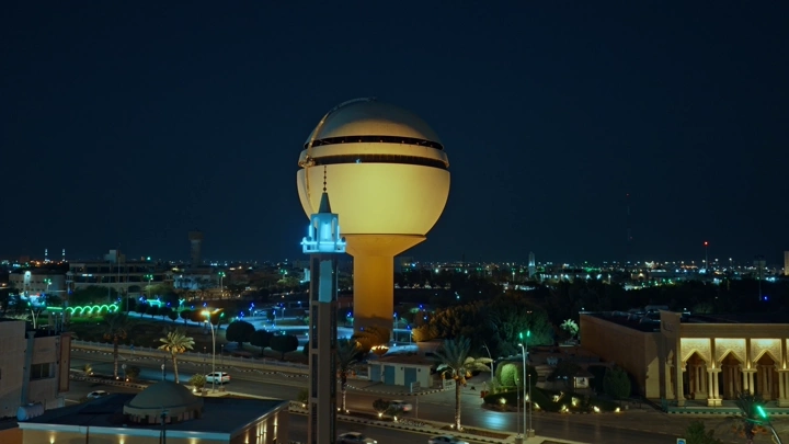 برج مياه بريدة في الليل، لقطة ليلية.