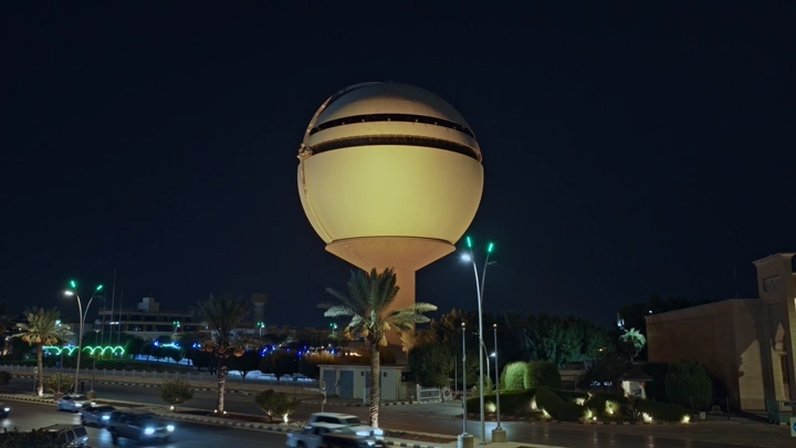 برج مياه بريدة في الليل، لقطة ليلية.