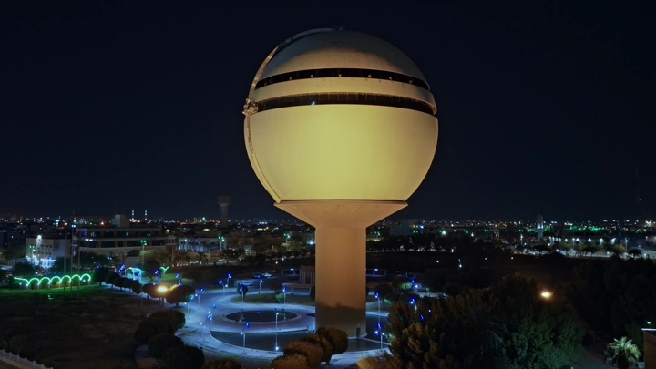 برج مياه بريدة في الليل، لقطة جوية.