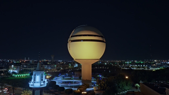 برج مياه بريدة في الليل، لقطة جوية.