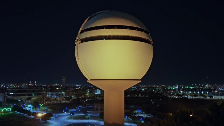 برج مياه بريدة في الليل، لقطة جوية.