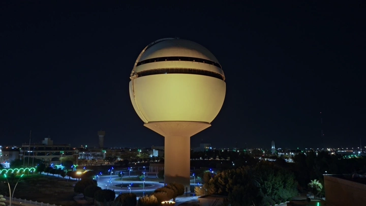 برج مياه بريدة في الليل، لقطة جوية.