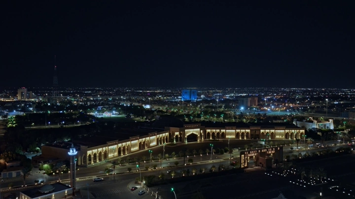 مركز الملك خالد الحضاري في القصيم ليلاً، لقطة جوية.