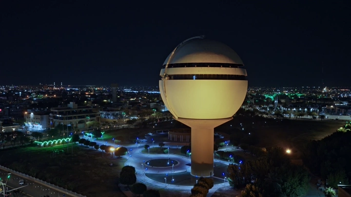 برج مياه بريدة ليلاً في القصيم، لقطة جوية.