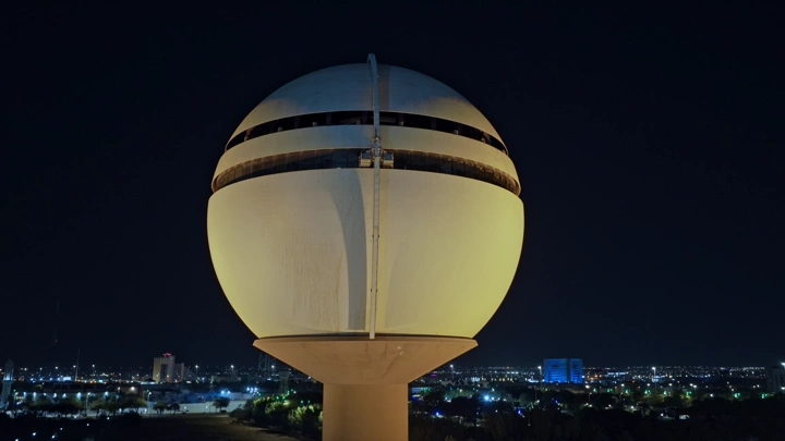 برج مياه بريدة في الليل، لقطة ليلية.