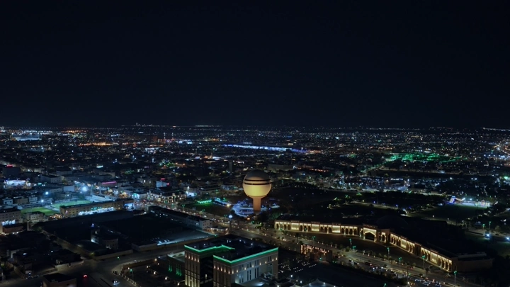 برج مياه بريدة في الليل، تصوير جوي.