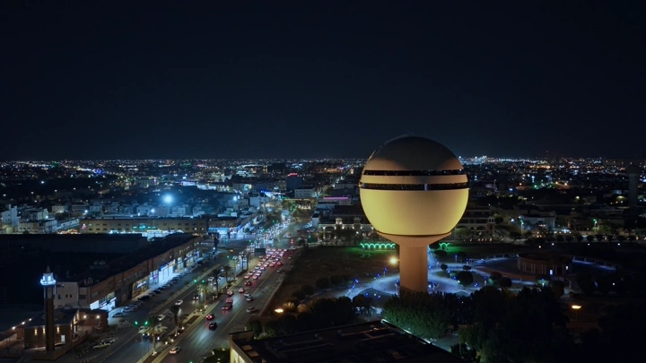 برج مياه بريدة في الليل، لقطة جوية.