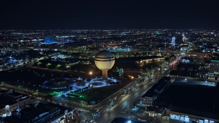 برج مياه بريدة في الليل، لقطة جوية.