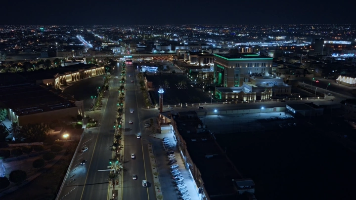 مدينة بريدة ليلاً مع برج المياه، لقطة جوية.