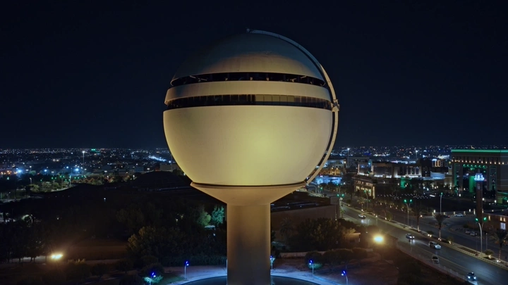 برج مياه بريدة في الليل، تصوير جوي.