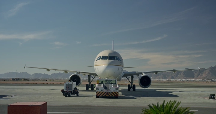 طائرة في مطار ، لقطة نهارية.بالجبال