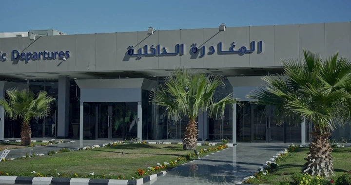 مدخل مبنى المغادرة الداخلية في مطار، لقطة نهارية.