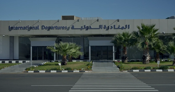 مدخل المغادرة الدولية في مطار حديث، لقطة نهارية.