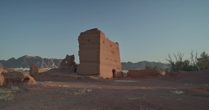 بيت طيني قديم في الصحراء السعودية، لقطة واسعة.
