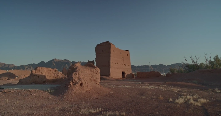 بيت طين قديم في الصحراء عند الغروب، لقطة واسعة.
