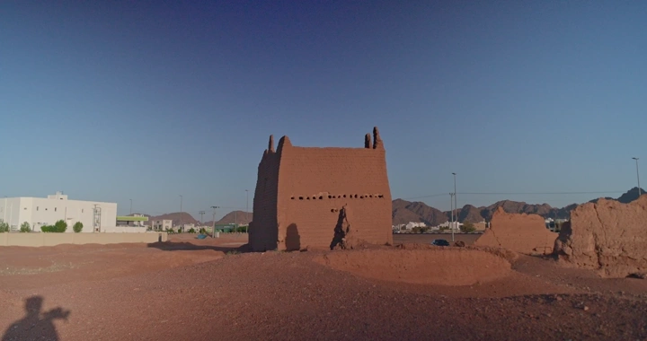 بيت طين قديم في منطقة صحراوية، لقطة نهارية.