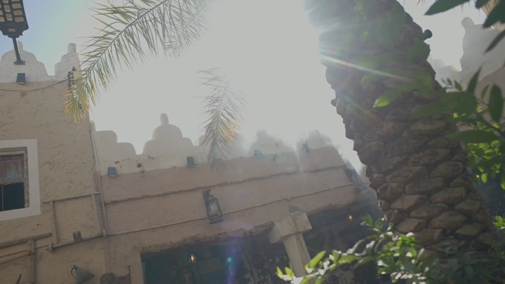 بيت طين تقليدي تحت أشعة الشمس، لقطة من زاوية منخفضة.