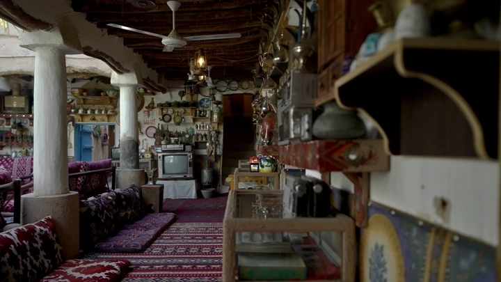 متحف تقليدي داخلي مع ديكور قديم، لقطة داخلية.