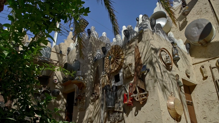 متحف تقليدي في الهواء الطلق مع أدوات قديمة، لقطة نهارية.