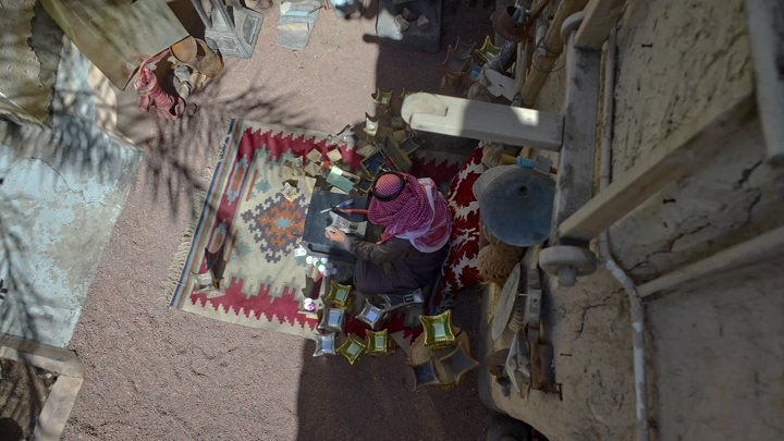 حرفي يصنع مباخر في الهواء الطلق، لقطة من الأعلى.