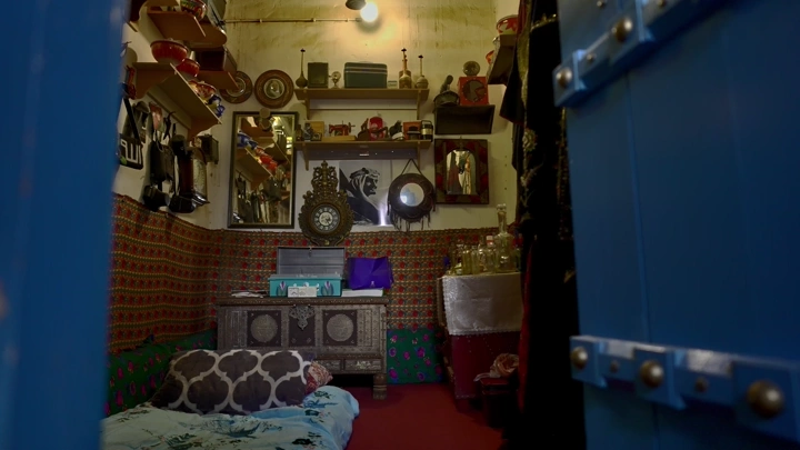 غرفة نوم تقليدية بديكور قديم، لقطة داخلية.