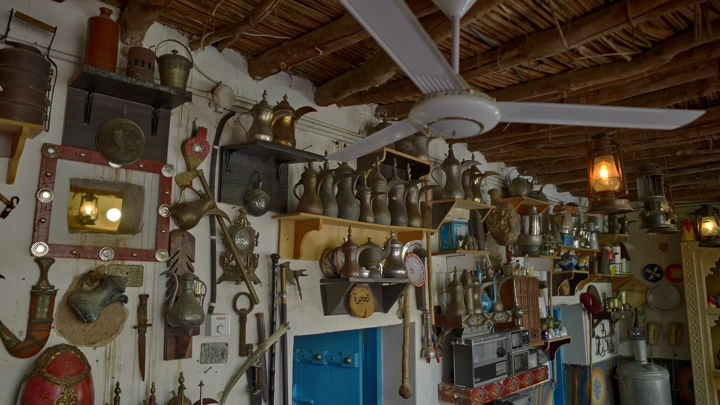 مجموعة أدوات تقليدية معلقة على جدار متحف، لقطة داخلية.