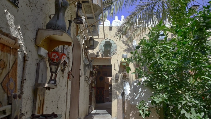 ممر ضيق في متحف تراثي مع ديكورات تقليدية، لقطة نهارية.