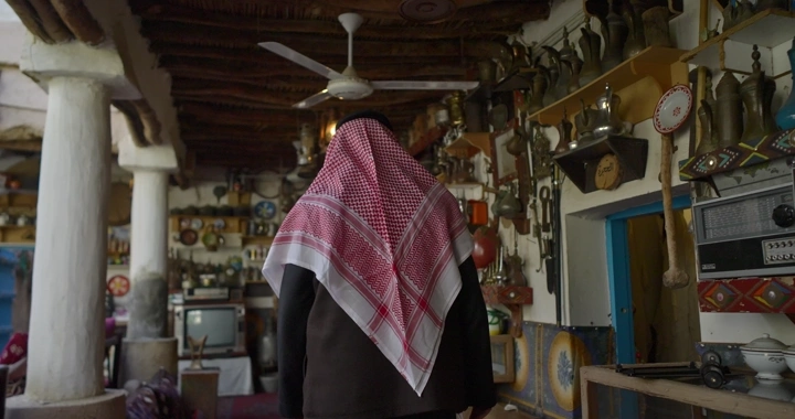 رجل بزي سعودي في متحف تقليدي، لقطة داخلية.