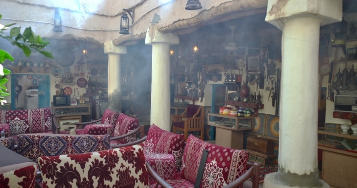 مجلس تراثي في متحف تقليدي، تصوير داخلي.