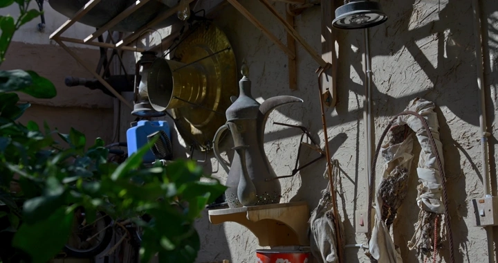 مجموعة أدوات تقليدية على جدار متحف، لقطة واسعة.