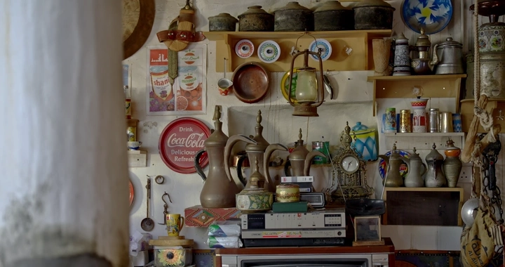 مجموعة من التحف القديمة في متحف، لقطة داخلية.